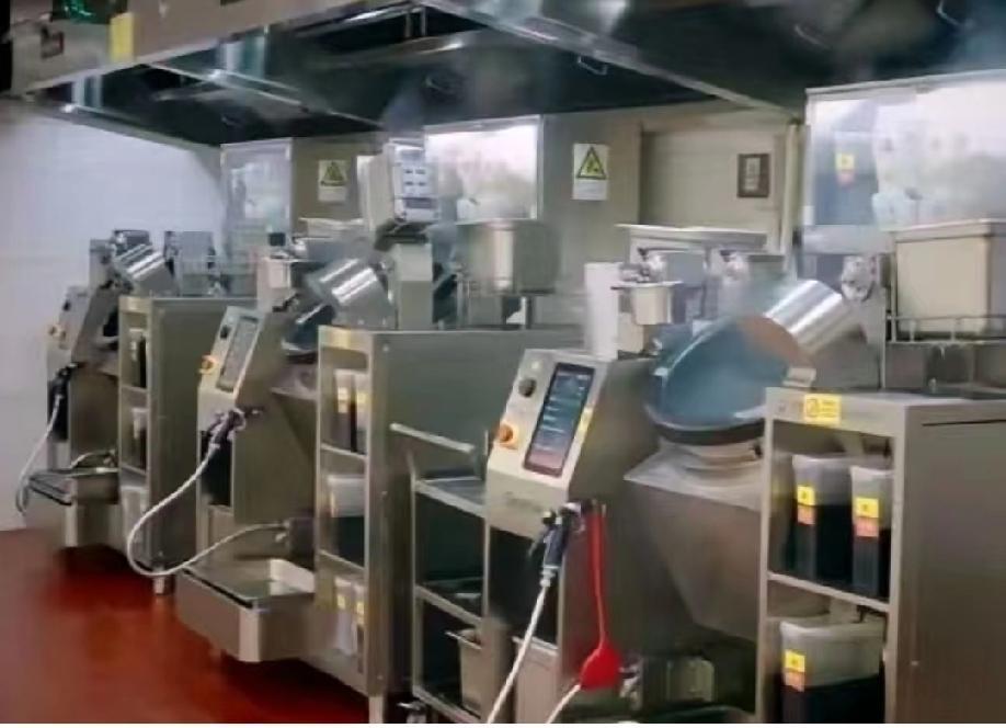 网友发文吐槽:“老乡鸡”门店，已经被各种炒菜机器人和打饭机器人所攻陷……
关于机