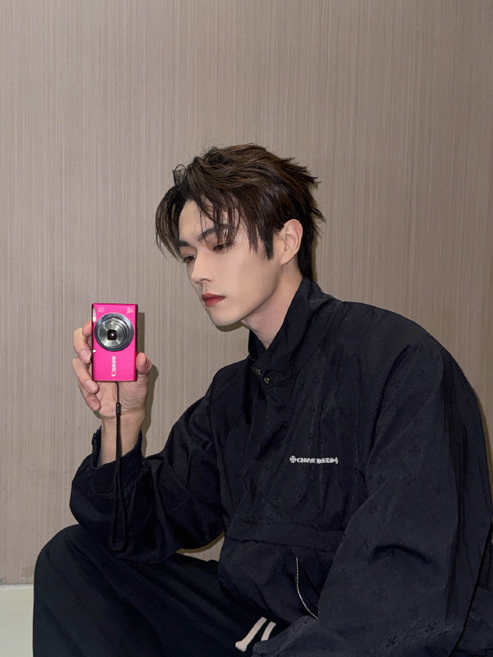 许凯换了头像 许凯冬日自拍通知 许凯换了头像，许凯冬日自拍通知，谁懂这个满分冬日