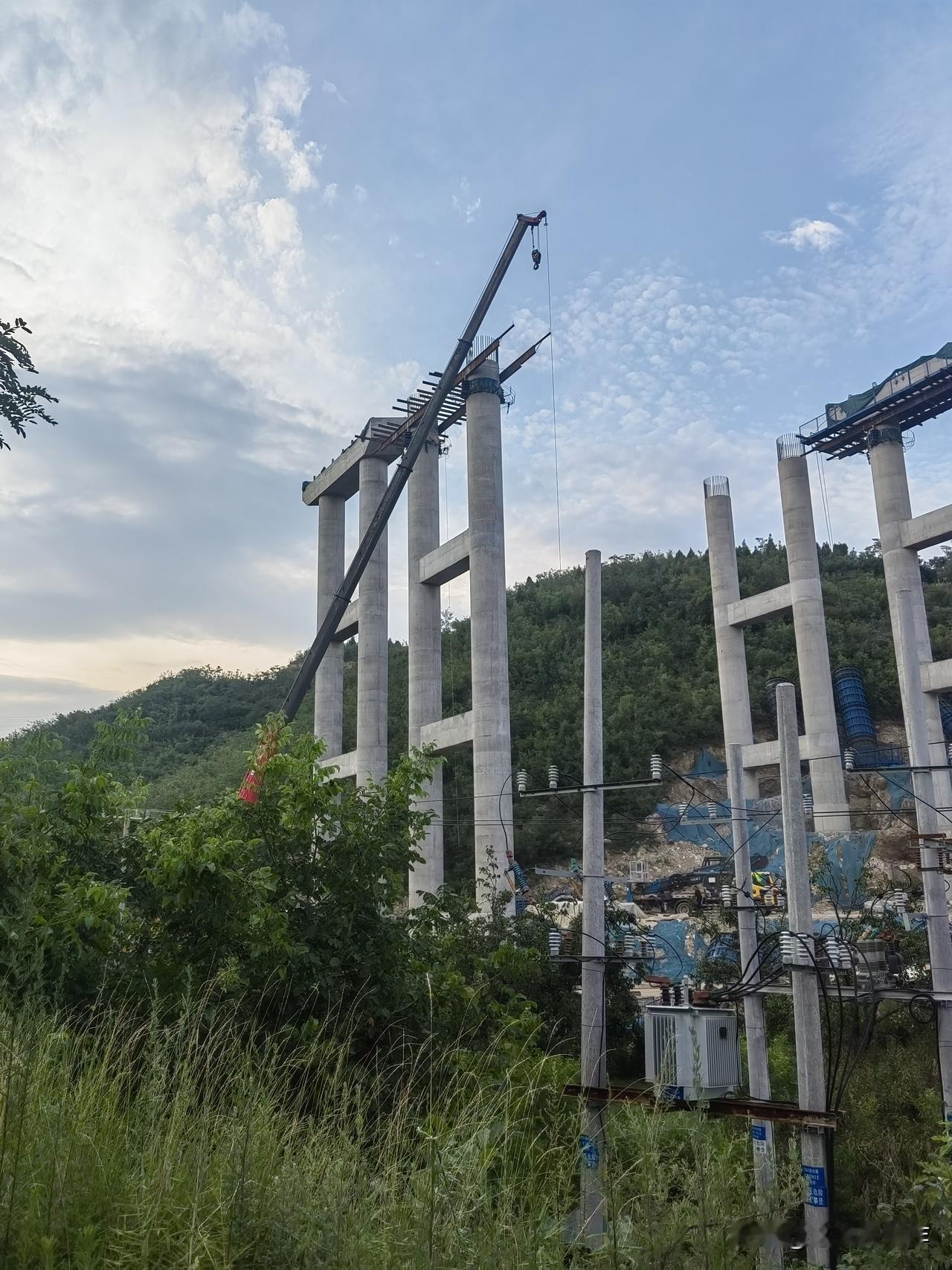 紧靠着焦作北边太行山修建的环太行高速公路，现在正在修建过程，往庆阳的有一段已经修