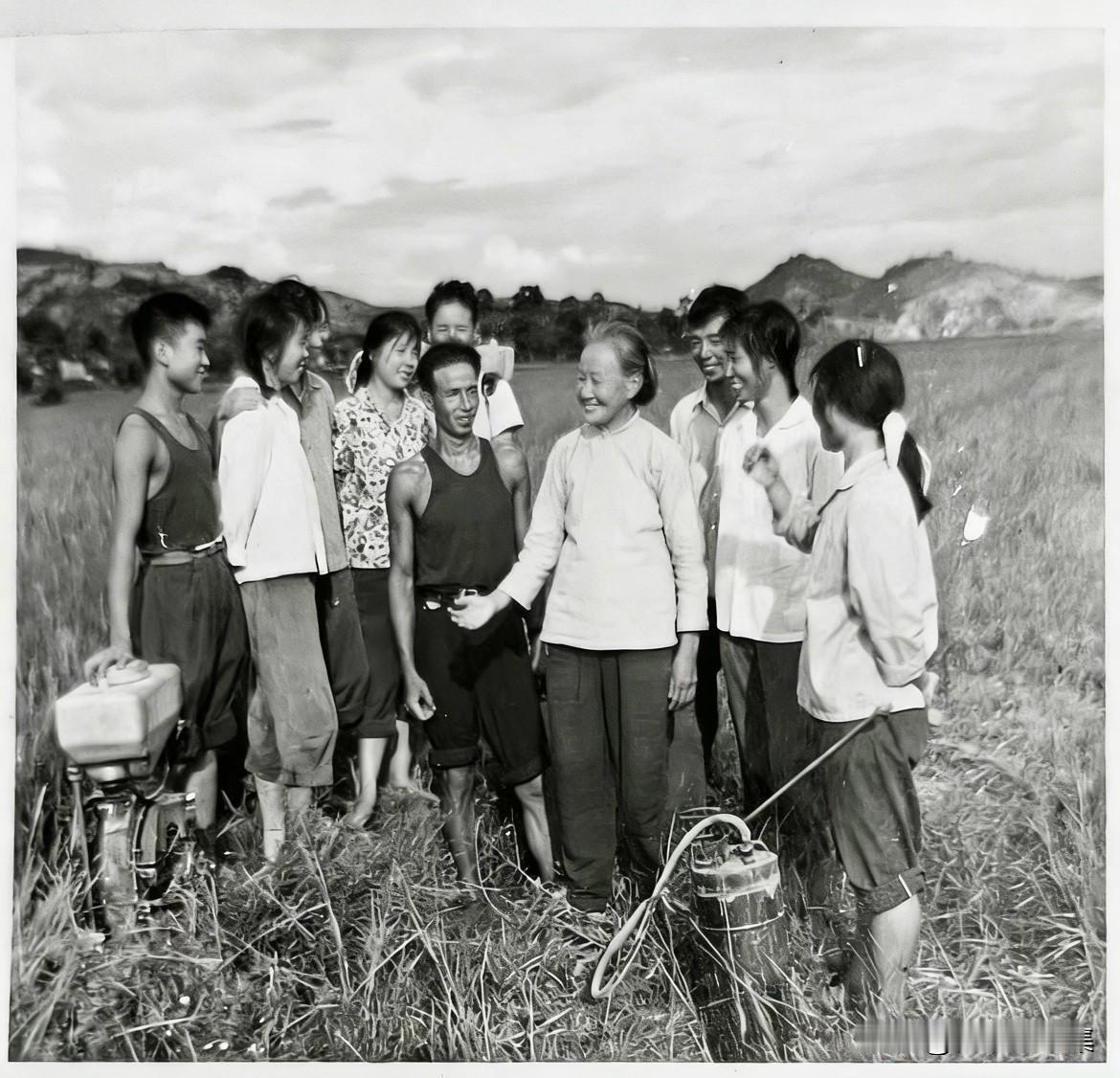 1976年7月，李友秀在田间地头教马良知青队操用农具和播种技巧的老照片。李友秀是