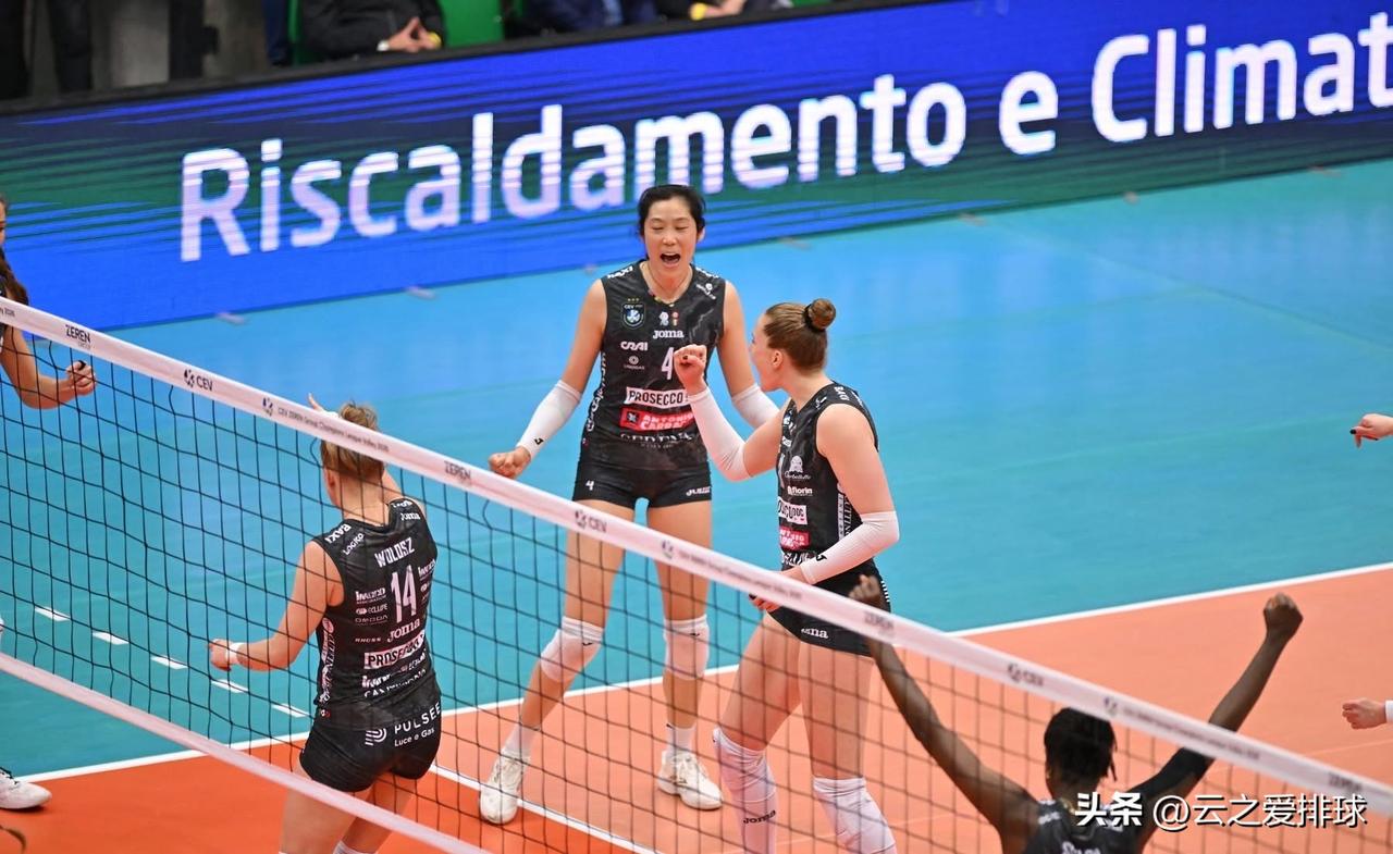 朱婷一击暴扣，第二局关键分赛点助力科内晋级欧冠半决赛！
目前大比分2：1！
原本