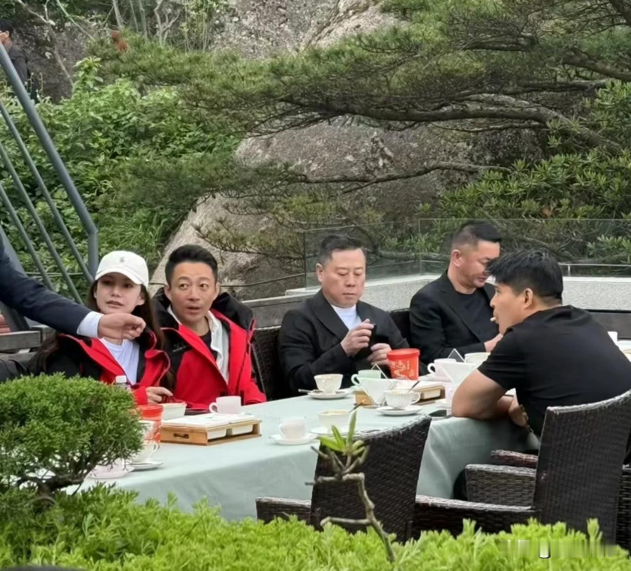 汪小菲前妻去世的时候，他是又哭又雨中漫步的，要死不活的，什么好友说他完全是崩溃状