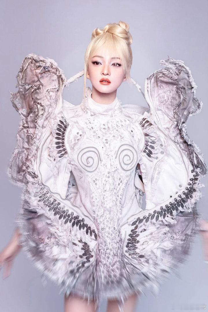 张韶涵玩家巡演青岛站预售奔赴一场跨越岁月的音乐约会💌张韶涵用歌声陪伴一代人成长