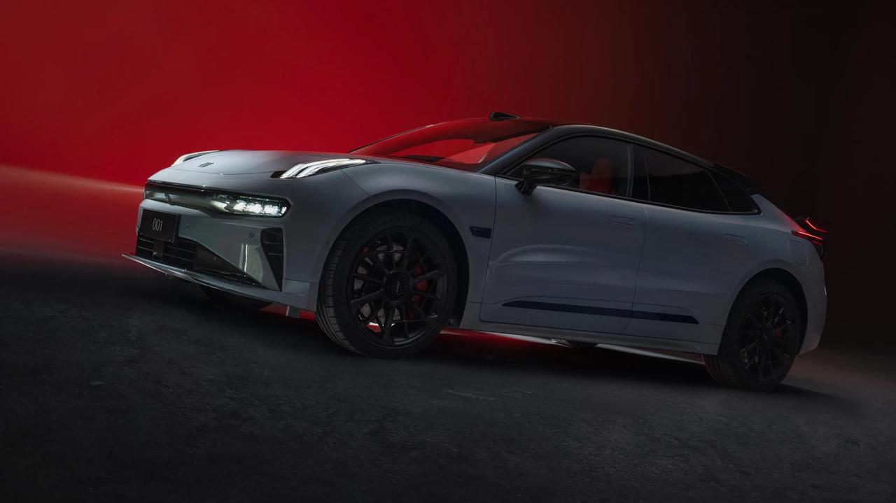 极氪001五周年版这车在辅助驾驶这块，ZEEKR AD驾驶辅助系统也很有看点，但