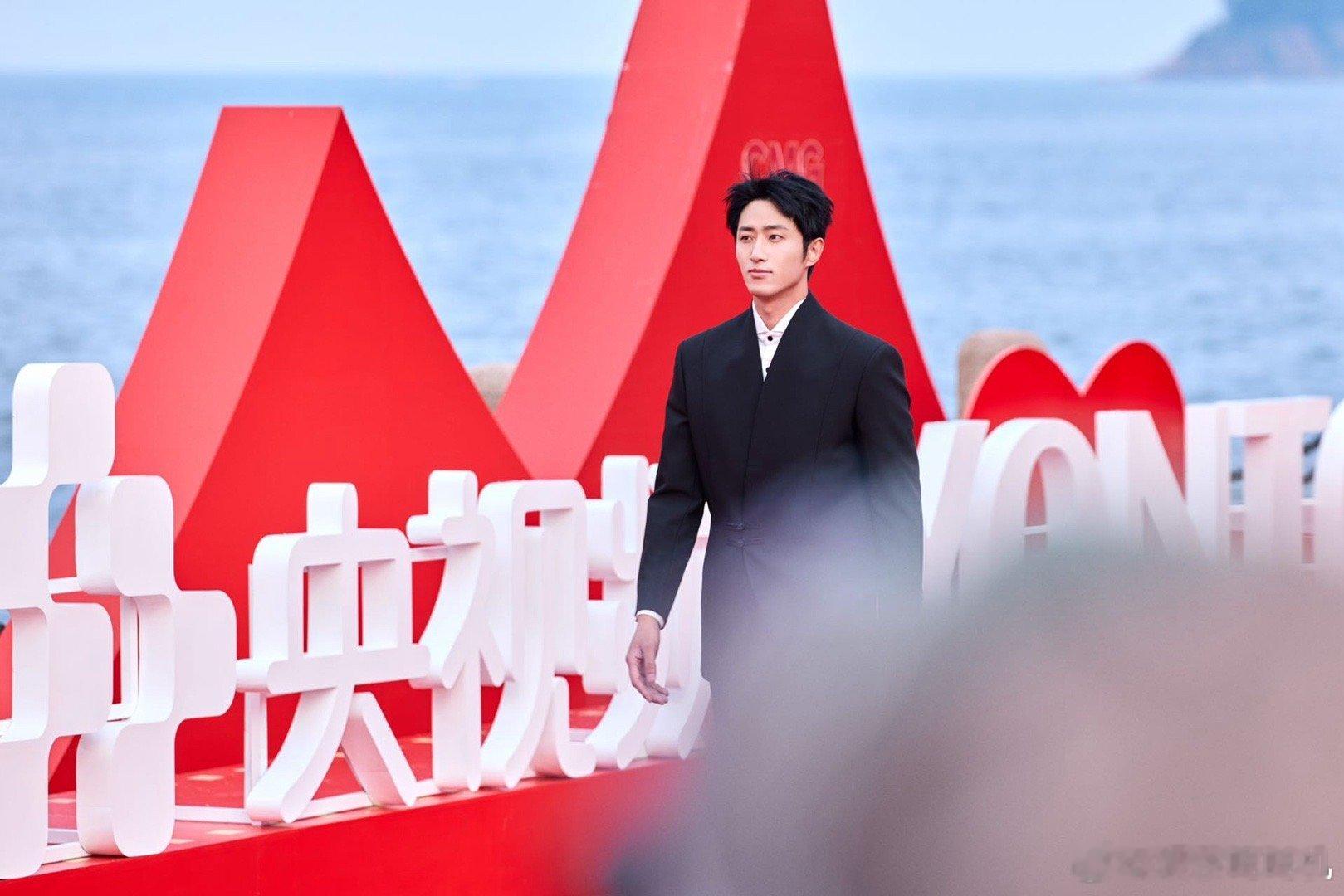 王凯沐红毯这几步走得正气十足 新中式套装衬得挺拔，红毯步伐正气，古今感碰撞得很妙