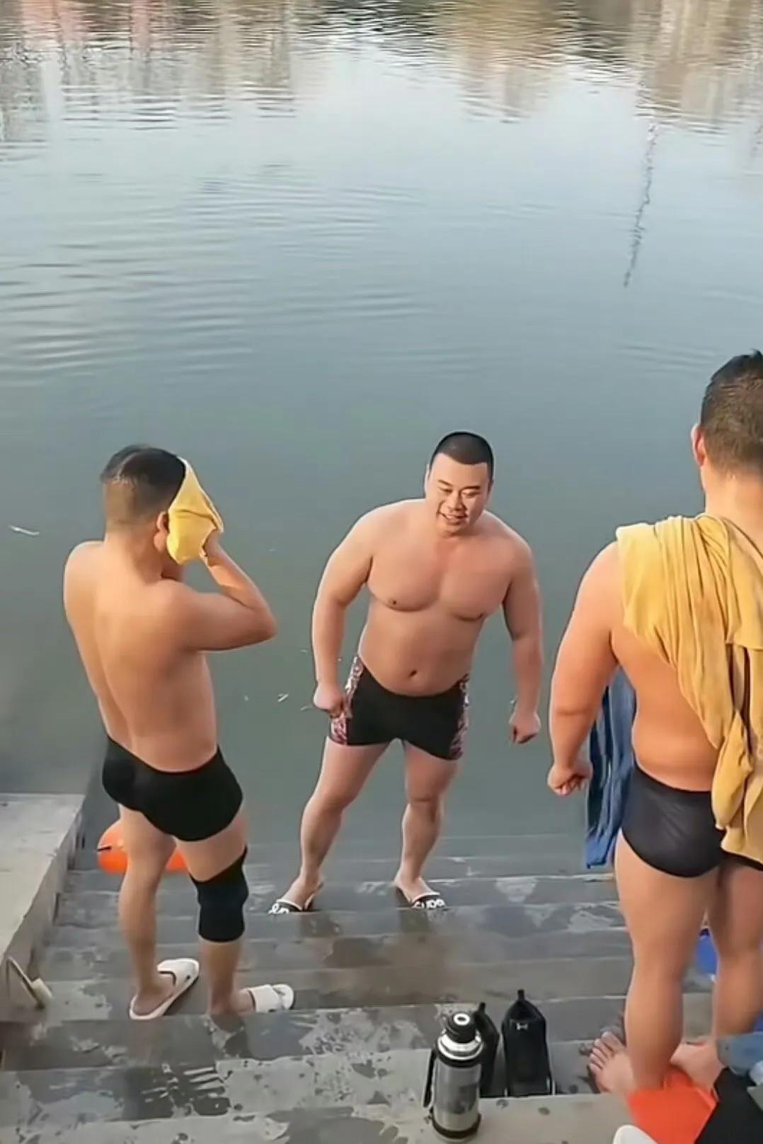 现在这个天气，冬泳的男人真厉害！闲来无事在江边散步，偶遇背着包的两中年男人往江水