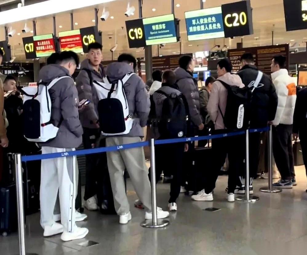 赵继伟没去。
大部队下午五点多的飞机去青岛，备战体测。
他不在。
官方说法是，伤