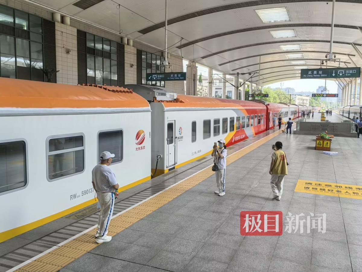 花2万多坐趟绿皮车，是人傻钱多还是真划算？

武汉这趟去新疆的专列刚发车，单人2