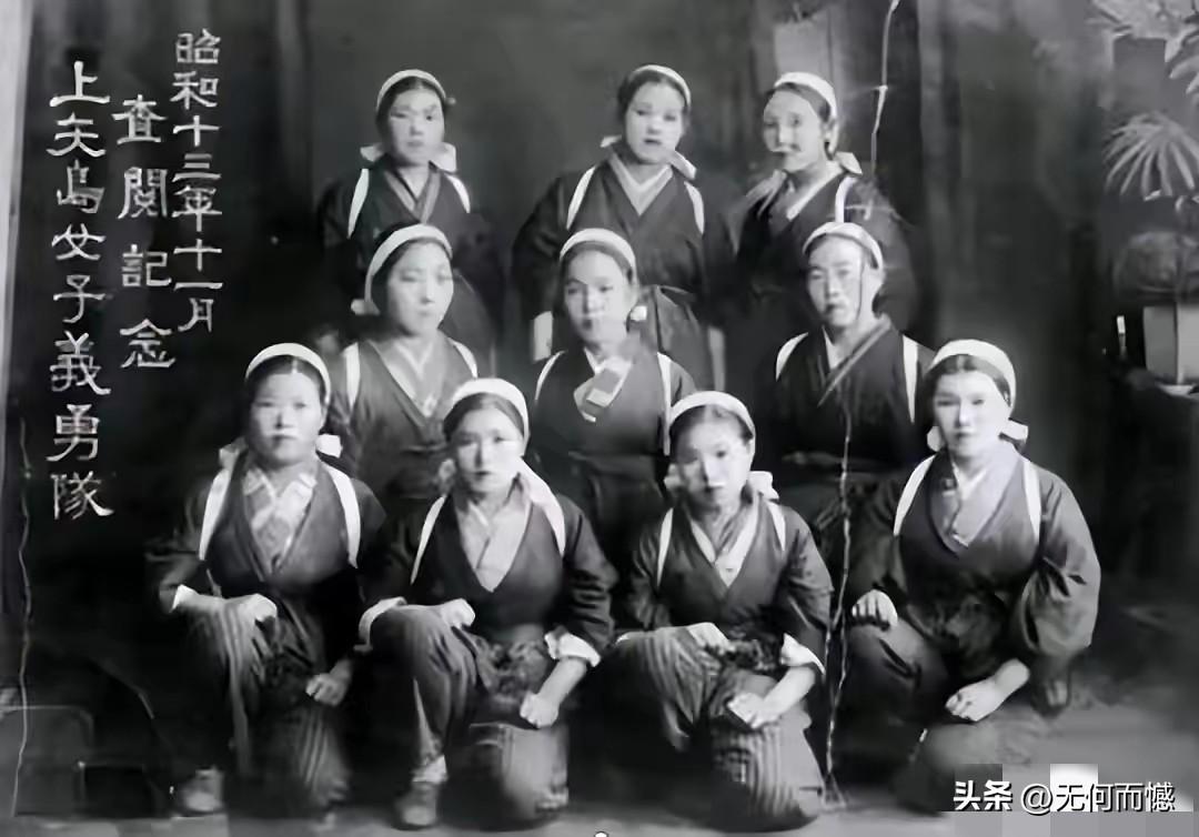 这张照片上的人物，都是日本女子，但是照片上的文字，用的却是汉字，上面写的文字内容