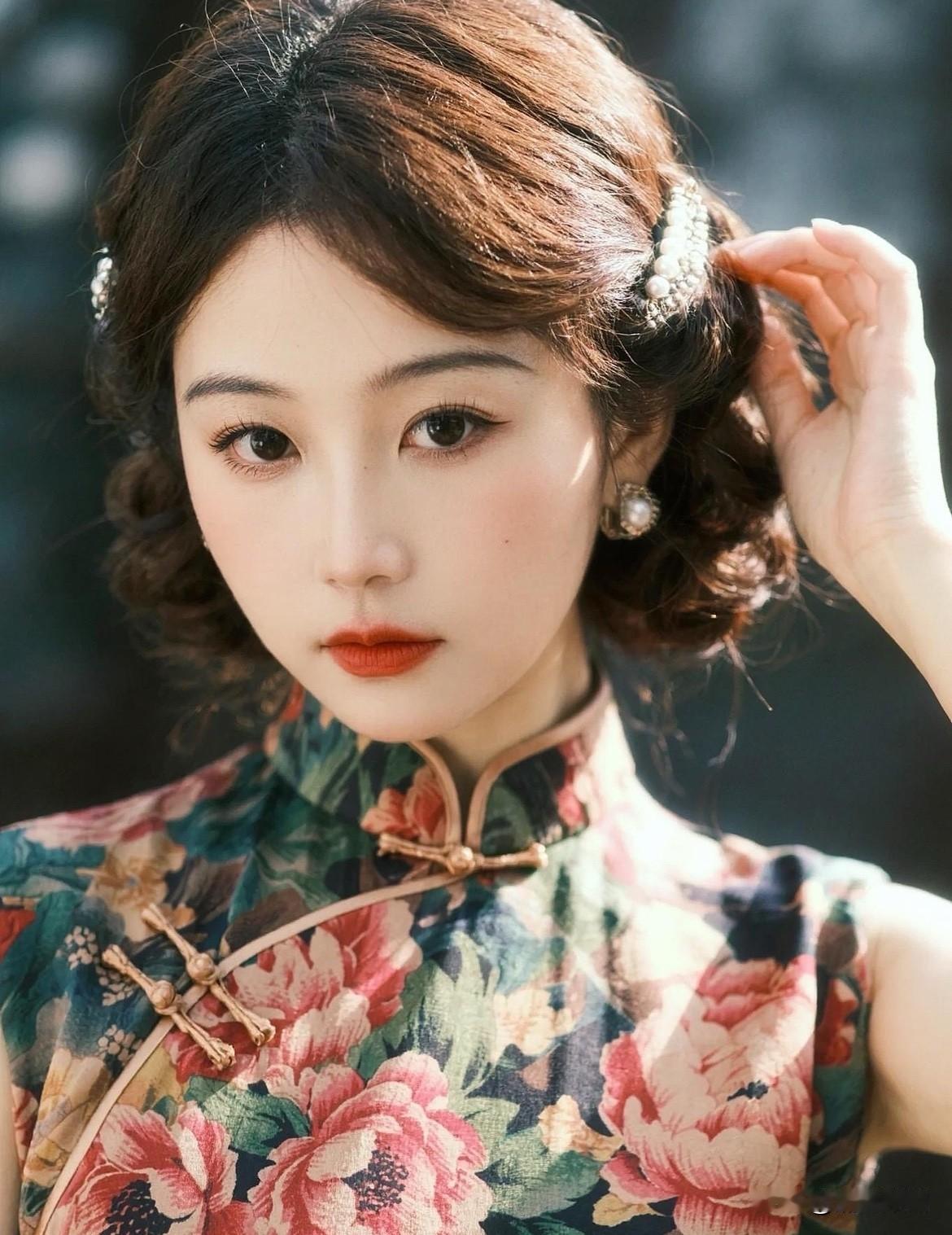 最近逛公园看见满树早开的玉兰突然就懂了。别的花都是先冒叶子再攒花苞，花叶挤挤挨挨