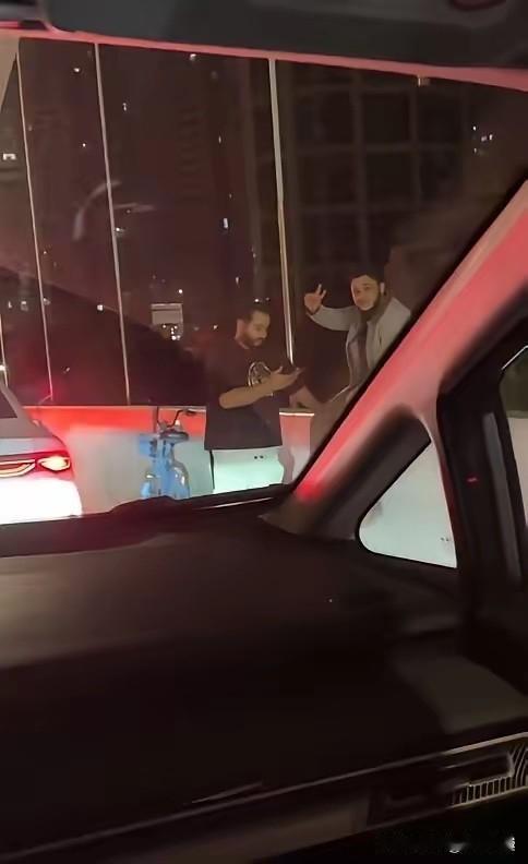 怒不可遏！
“请速速滚回自己的国家吧！”
2名外国人在上海高架上这一幕，
再次点