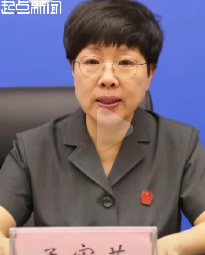 南阳被查女汉子，孟、宪、英。
宪法英雄？父母起名起得真好，寄予厚望！人长得像，也