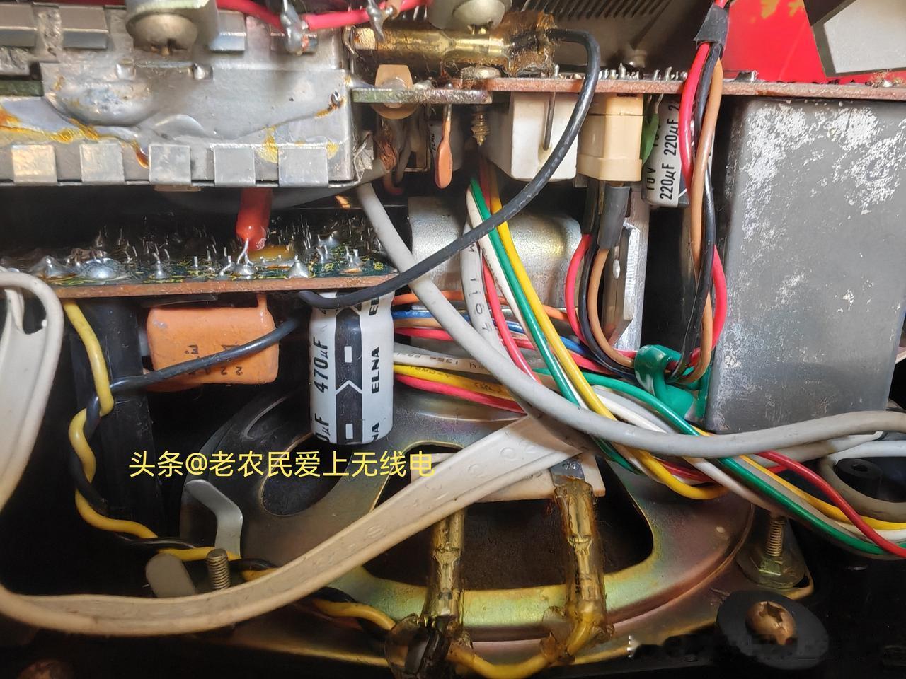 好长时间没有分享老机子了，今天分享一台七十年代的钴磁喇叭收音机，这台收音机比较特