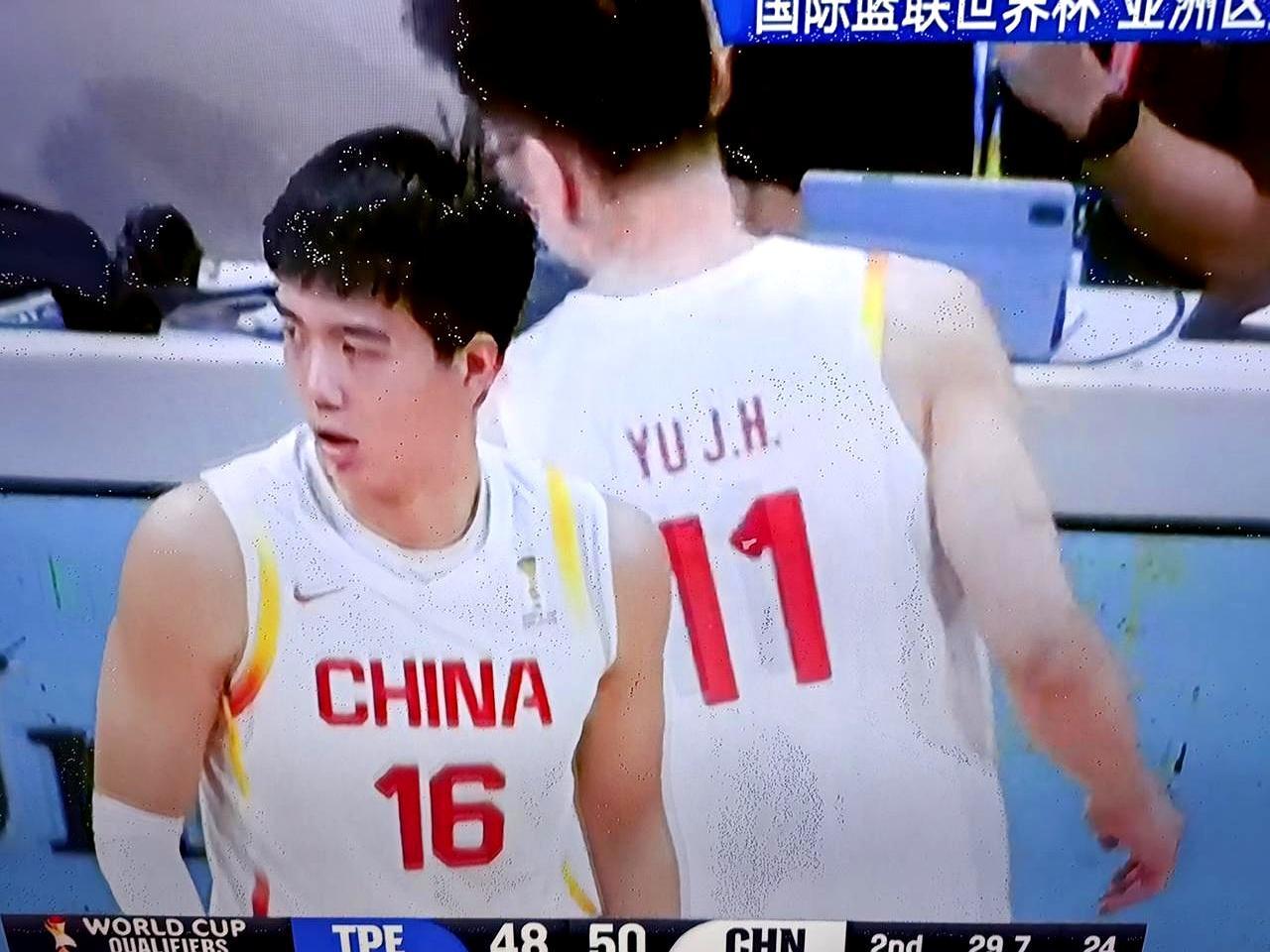 竞技体育的残酷，往往浓缩在短短三十秒里。
 
对阵中国台北队半场结束前，焦泊乔终