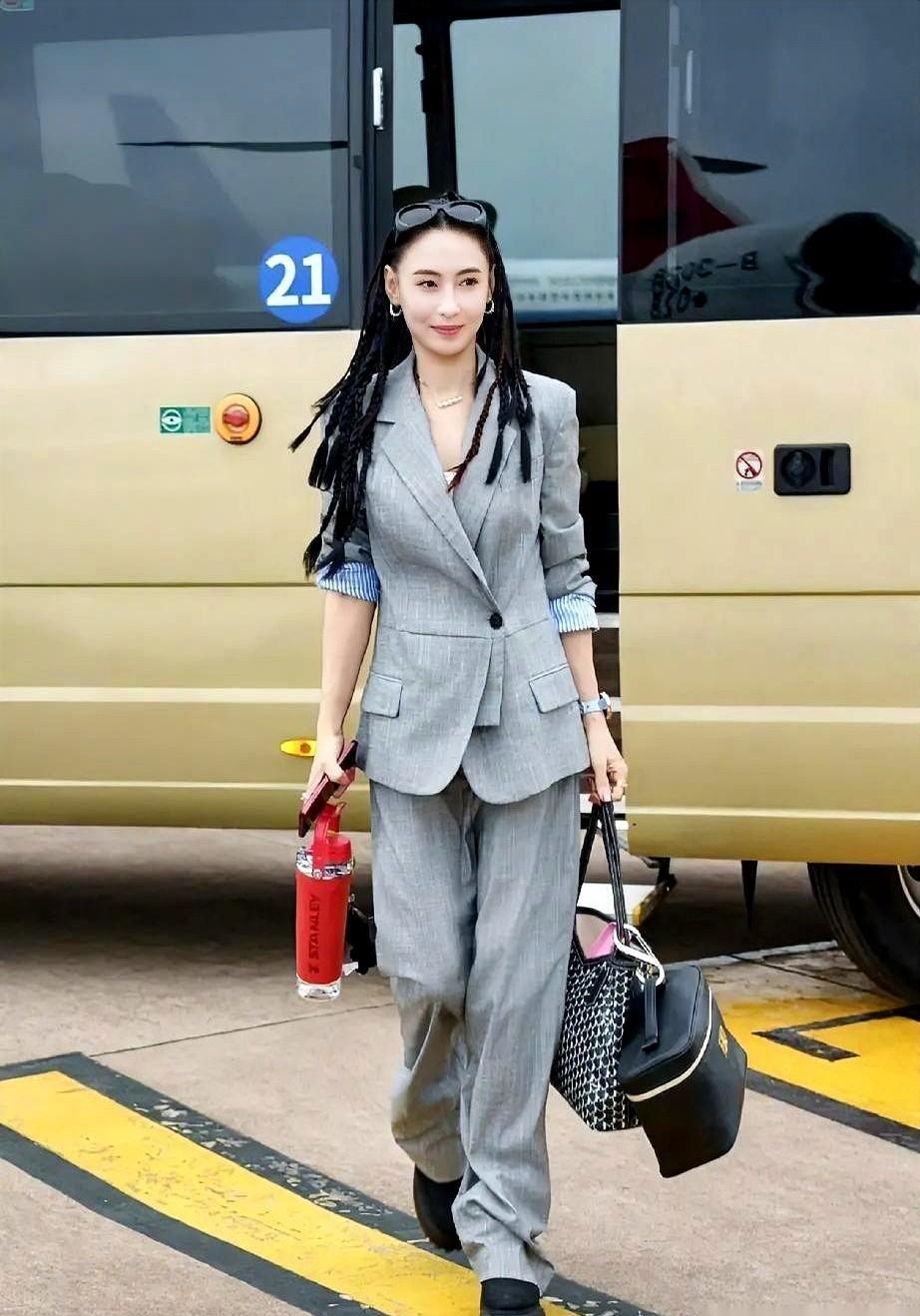 45岁张柏芝，不靠热搜活了。
新片《逆流而上》要上东京电影节，她不是主演，是联合