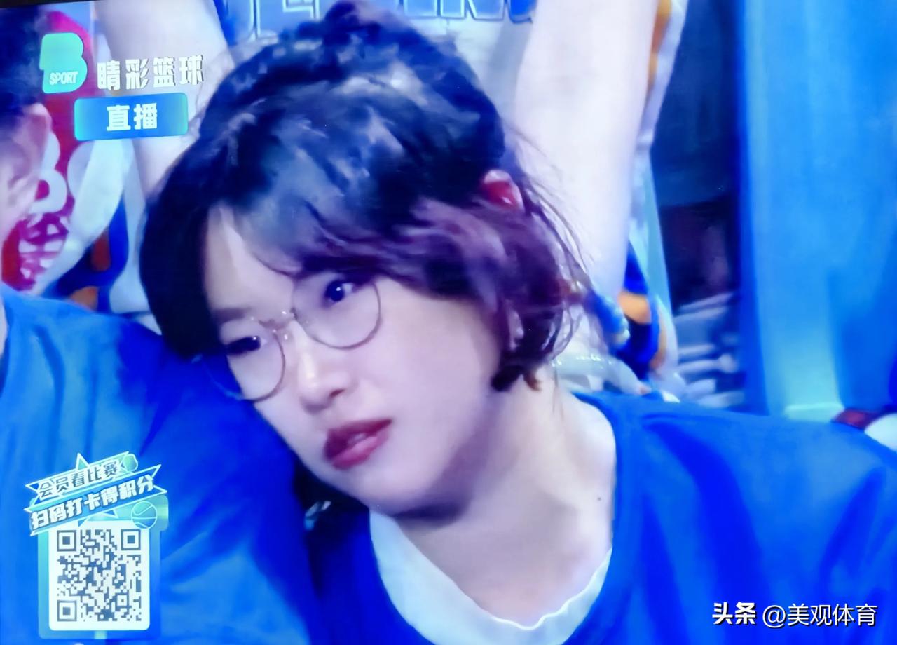 靠枕在男友肩头的北京女球迷，失落和悲伤写满脸庞。
意气风发的曾凡博也是一脸无奈，