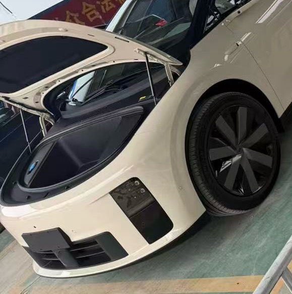 发现一个细节：理想i6的引擎盖内侧没有塑料装饰板。所以基本可以下判断，应该没有电