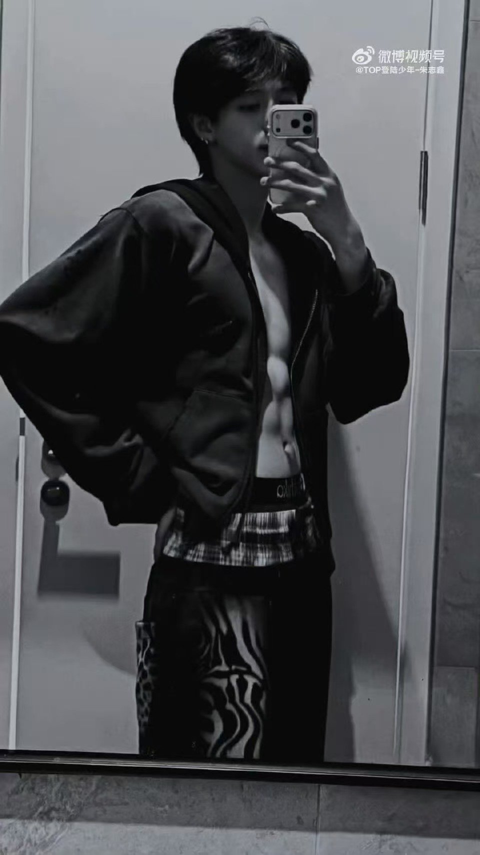 朱志鑫对镜腹肌照朱志鑫此男手段了得 朱志鑫对镜腹肌照有，谁送这个朱志鑫此男手段了