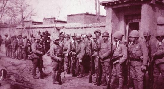 1943年，鬼子悄悄摸进了韩楼村，村民韩秀亭发现鬼子后，慌不择路拔腿就跑，跑出去