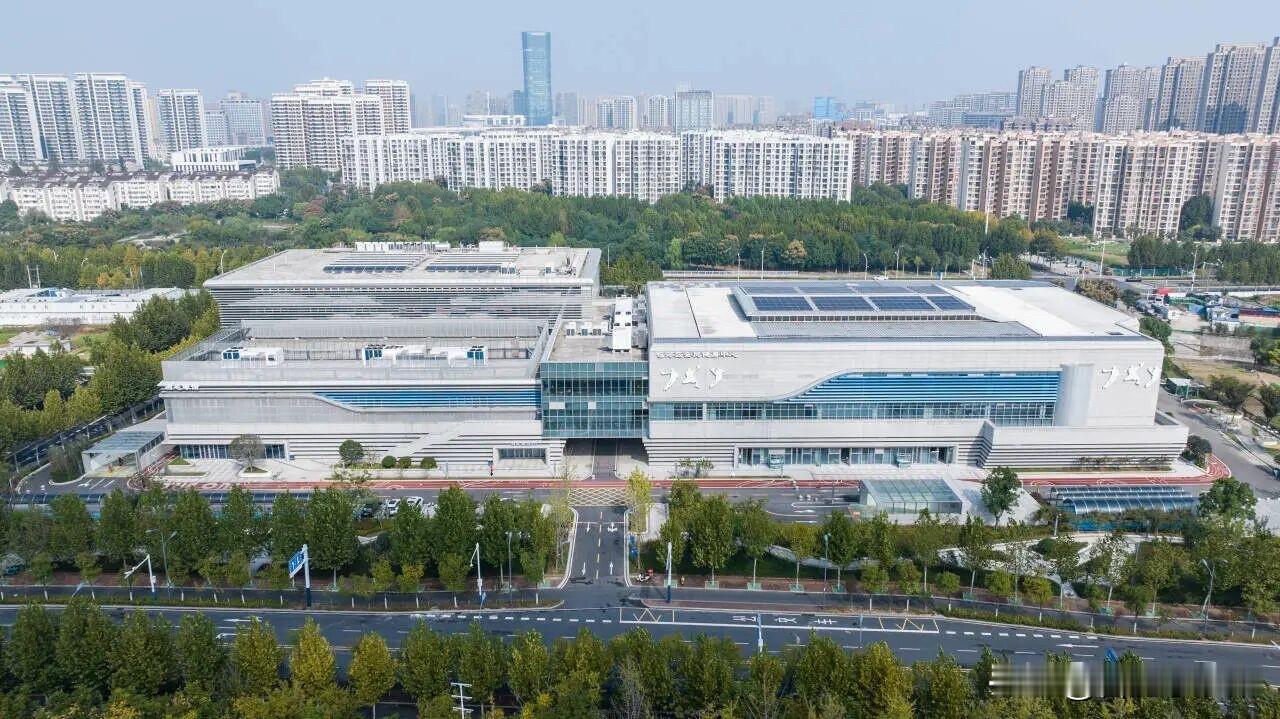 场馆坐落于十五里河路与万安路交口东北角，占地约52.65亩，总建筑面积4.5万㎡