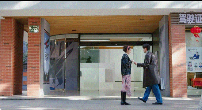 谁家女主给crush递卫生巾想给crush递纸巾掏出卫生巾，本以为双双社死，霸总