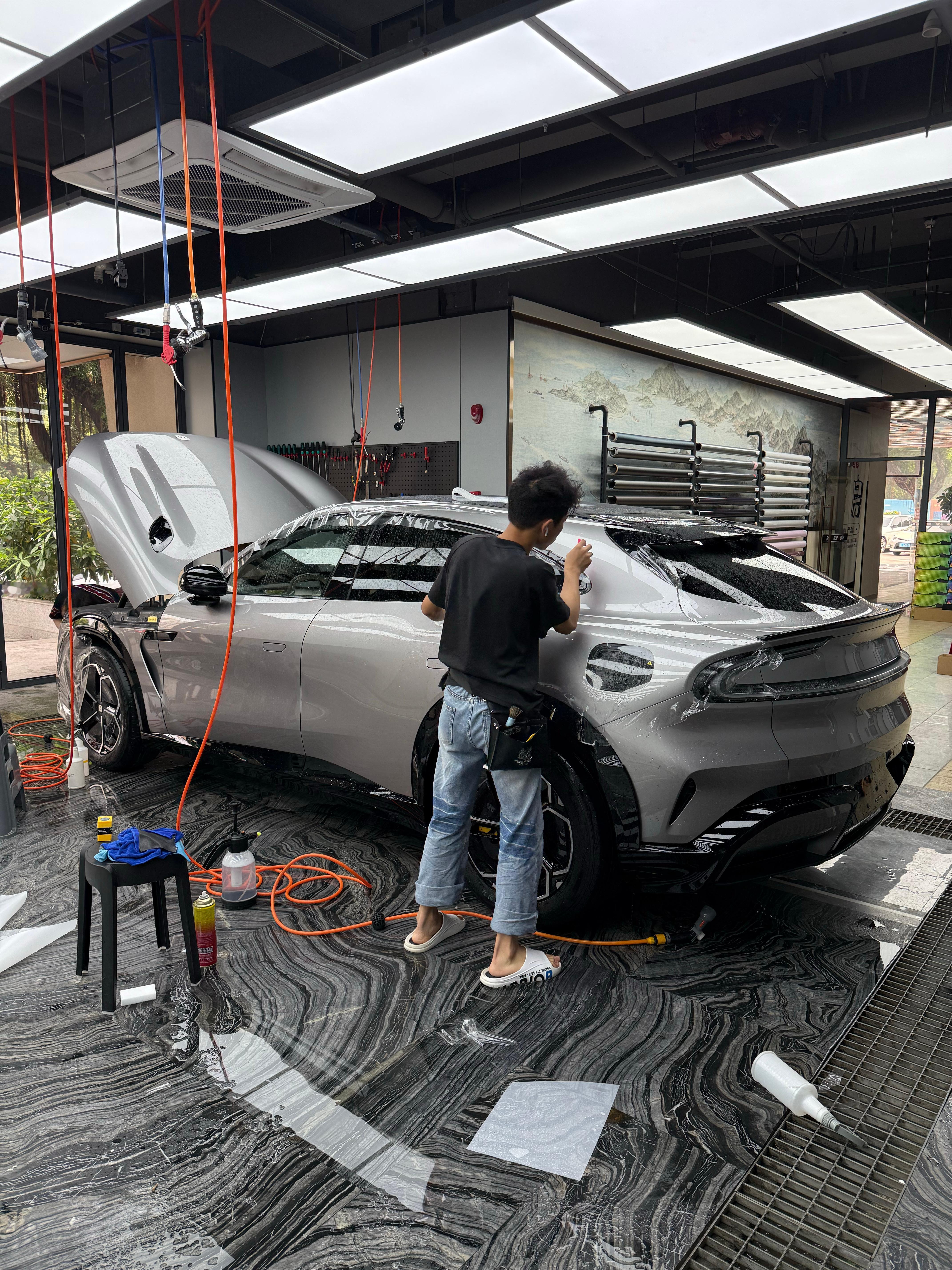 本来说今天就出发的，但是思来想去，要去这么远的地方，而且环境也不好，还是贴个车衣