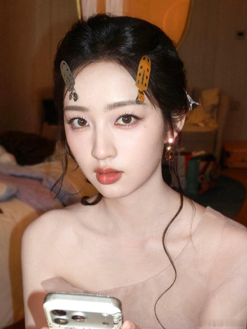 邓恩熙红毯造型好明媚的生命力自在亮相红毯，穿搭清新灵动，神态明媚治愈，满满的少年