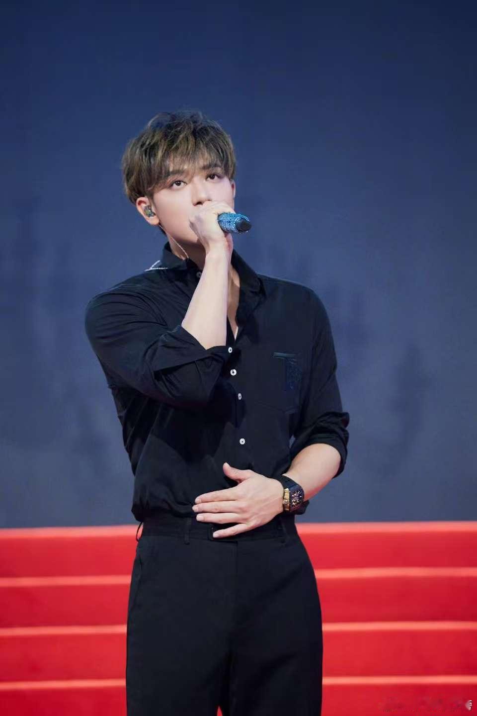 黄子韬怕鸡黄誉博怕蚯蚓 谁说明星不能有小恐惧？黄子韬一见鸡就手忙脚乱，黄誉博一看