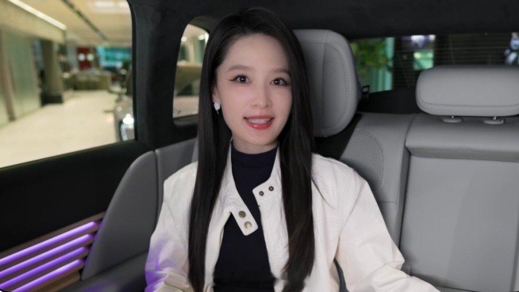 李沁竟然被TA暖到了 李沁全新短片质感拉满！穿行在都市街巷，她被车内的温柔氛围治