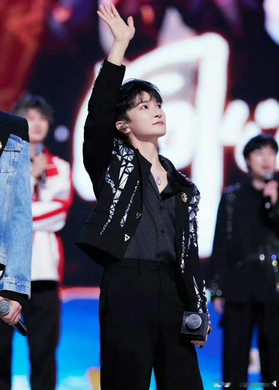 周深定海神针起调、控节奏、顶高音全hold住，周深简直就像定海神针一样的存在 ​