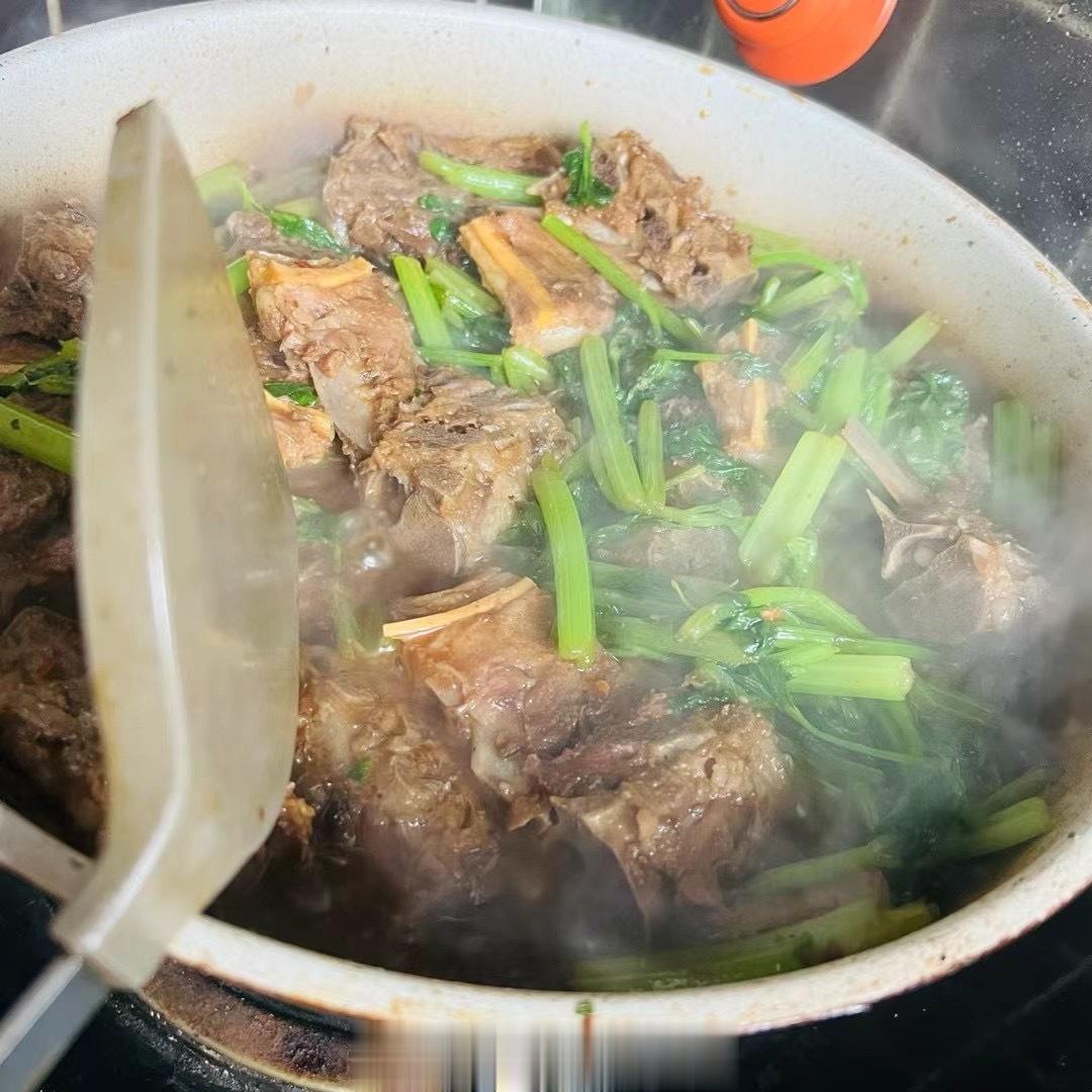 吃了很久一段时间外卖，这两天突然想自己做饭了。去年初二，姥姥看着我包饺子说：哎呀