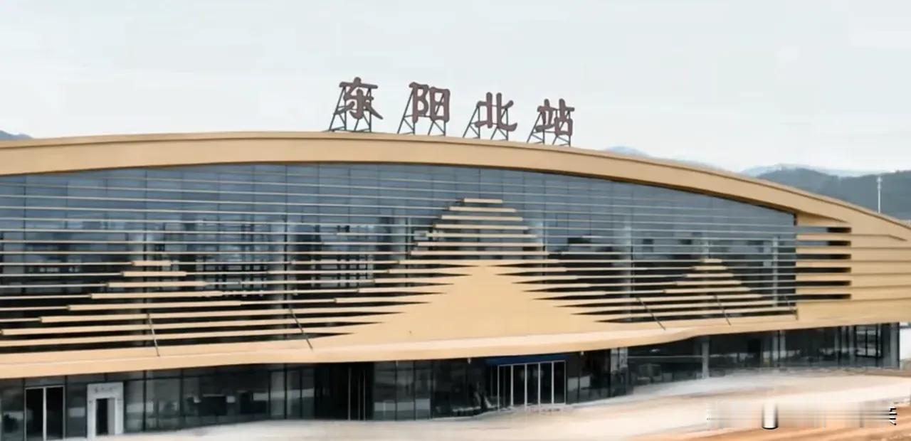 以前东阳没有铁路，乘火车必须去35公里外的义乌。现在东阳拥有三条铁路线。穿隧道，