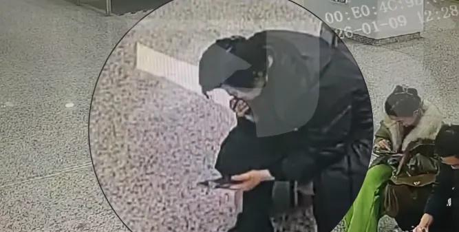 【地铁警示录：乘客在站台抽烟被处罚】近日，地铁14号线铜川路站有乘客在站台吸烟，