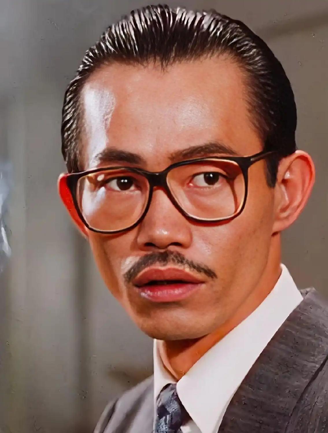 元华，1952年9月2日出生于中国香港，原名容继志，香港影视演员、武术指导，七小