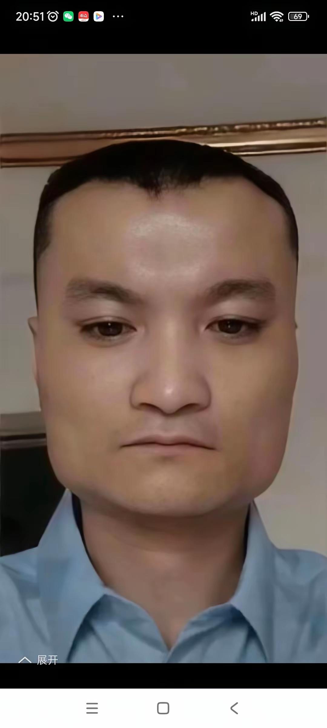 长的很有个性，五官端正，标准的四方牌子脸。
 四方脸其实挺有魅力的，从古至今都是