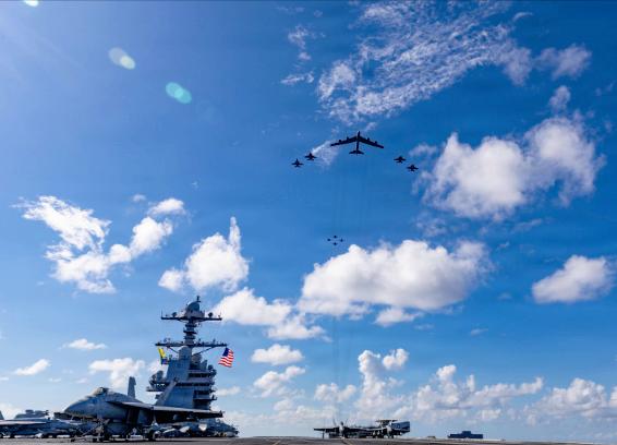 特朗普拍板了！他在佛罗里达州的海湖庄园搞了场新闻发布会，身边还跟着国防部长赫格塞