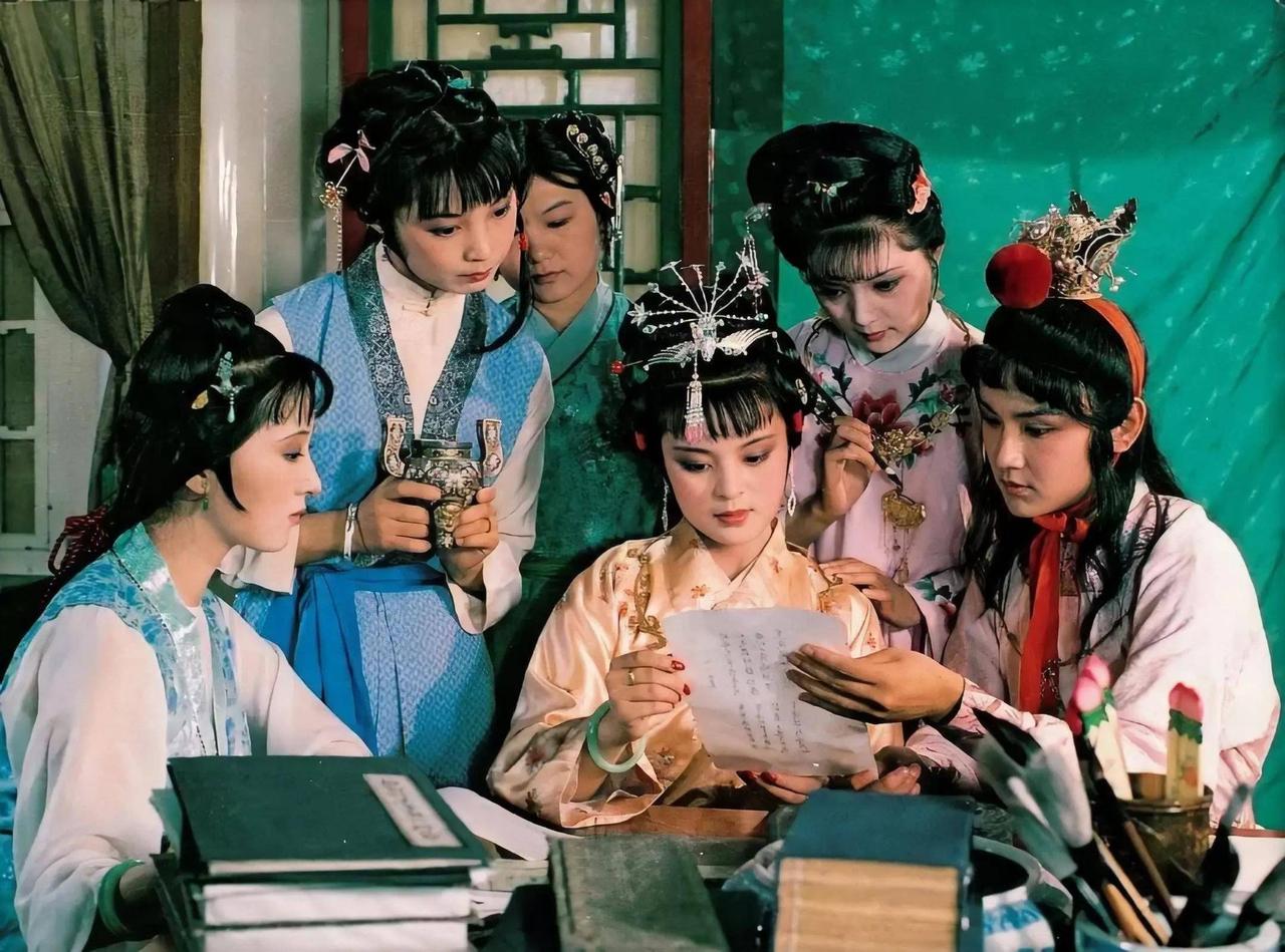 红楼里过年的奢华藏在细节里：从腊月廿三换门神、贴桃符，到除夕贾母开宴，象牙镶金的