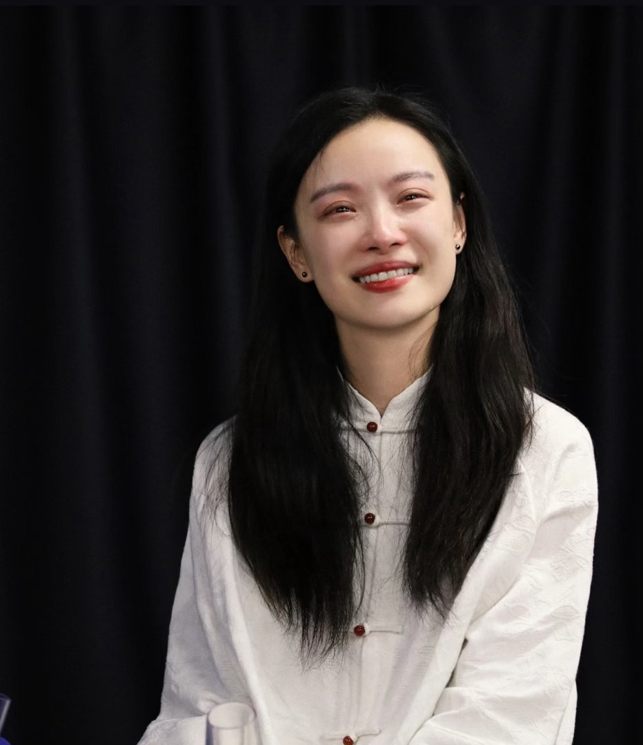 倪妮这段哭戏细节到嘴和手隐身的名字 她在梁宜面前忍着不哭，眼眶红了一圈，话里全是