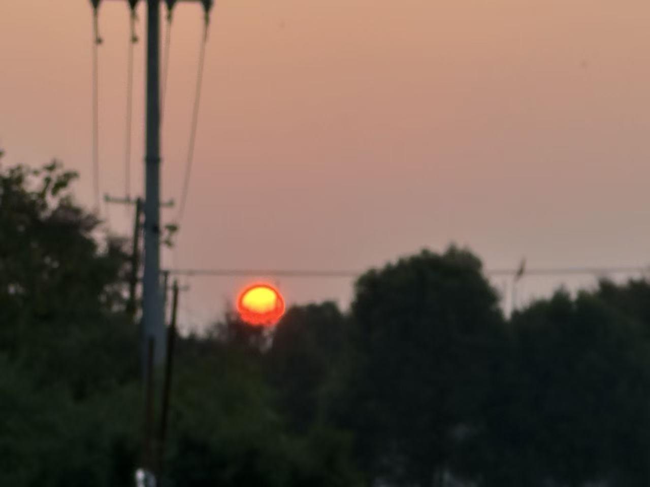 夕阳染红了天边，留给人间最绚烂的色彩，让人感慨它的美好，又婉惜它的短暂。听着张学
