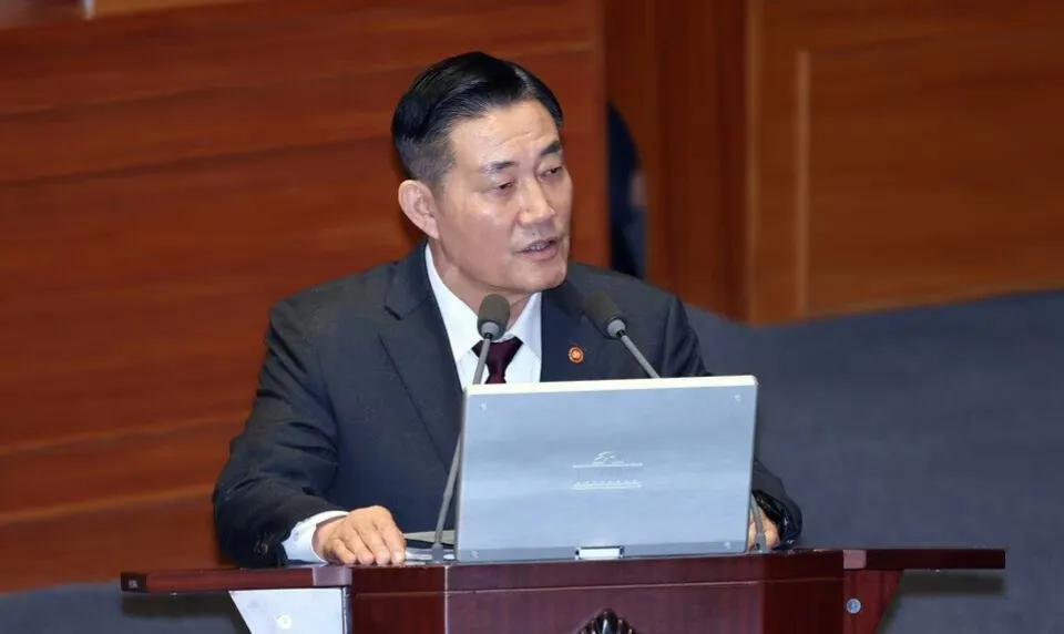 根据媒体报道，韩国防长官申源湜在接受质询时表示，若美国违背与韩国的同盟条约义务，