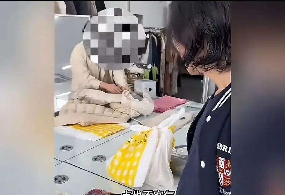 大敏韩国公公领着新女友杀到老公店里挑衣服，我隔着屏幕都替大敏脚趾抠地。
上次这老