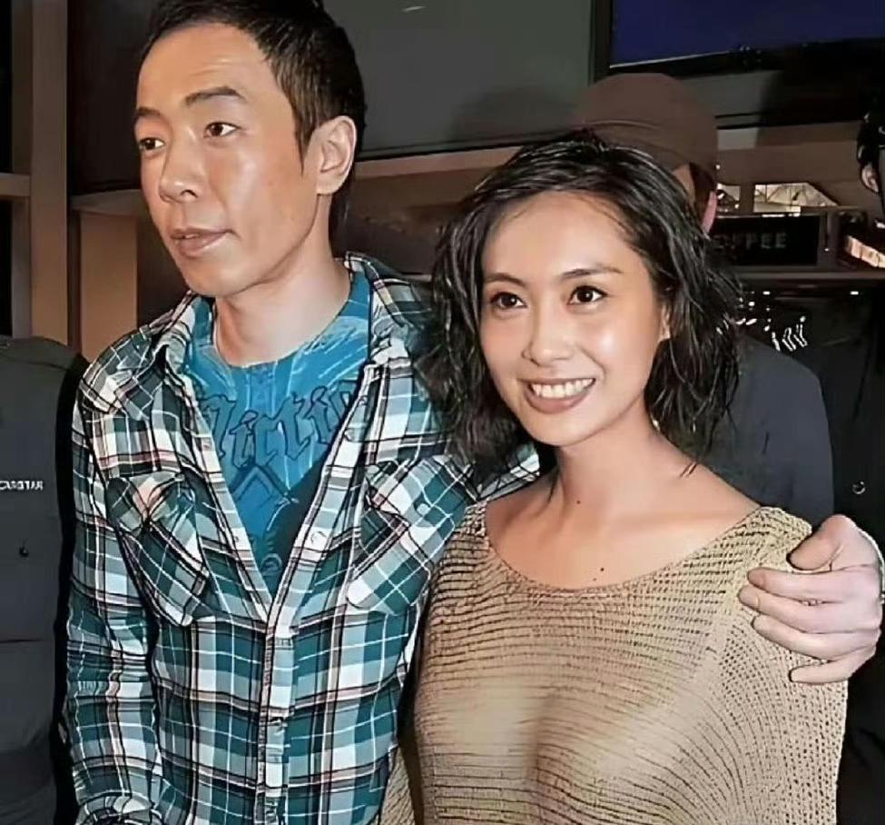 翻出朱茵和黄贯中的旧照，刹那间便被击中了心房。两人笑容里满是藏不住的欢喜，甜蜜如