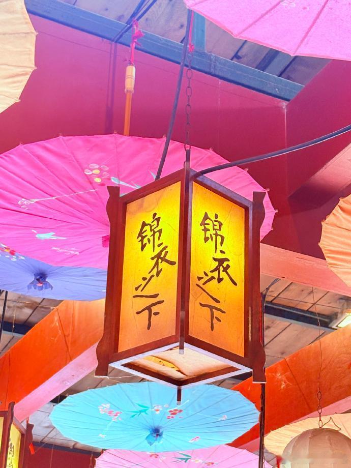 横店的剧名指示牌打卡！一眼望去，满满一排任嘉伦剧集，爆剧大户实锤，横店财神爷名不