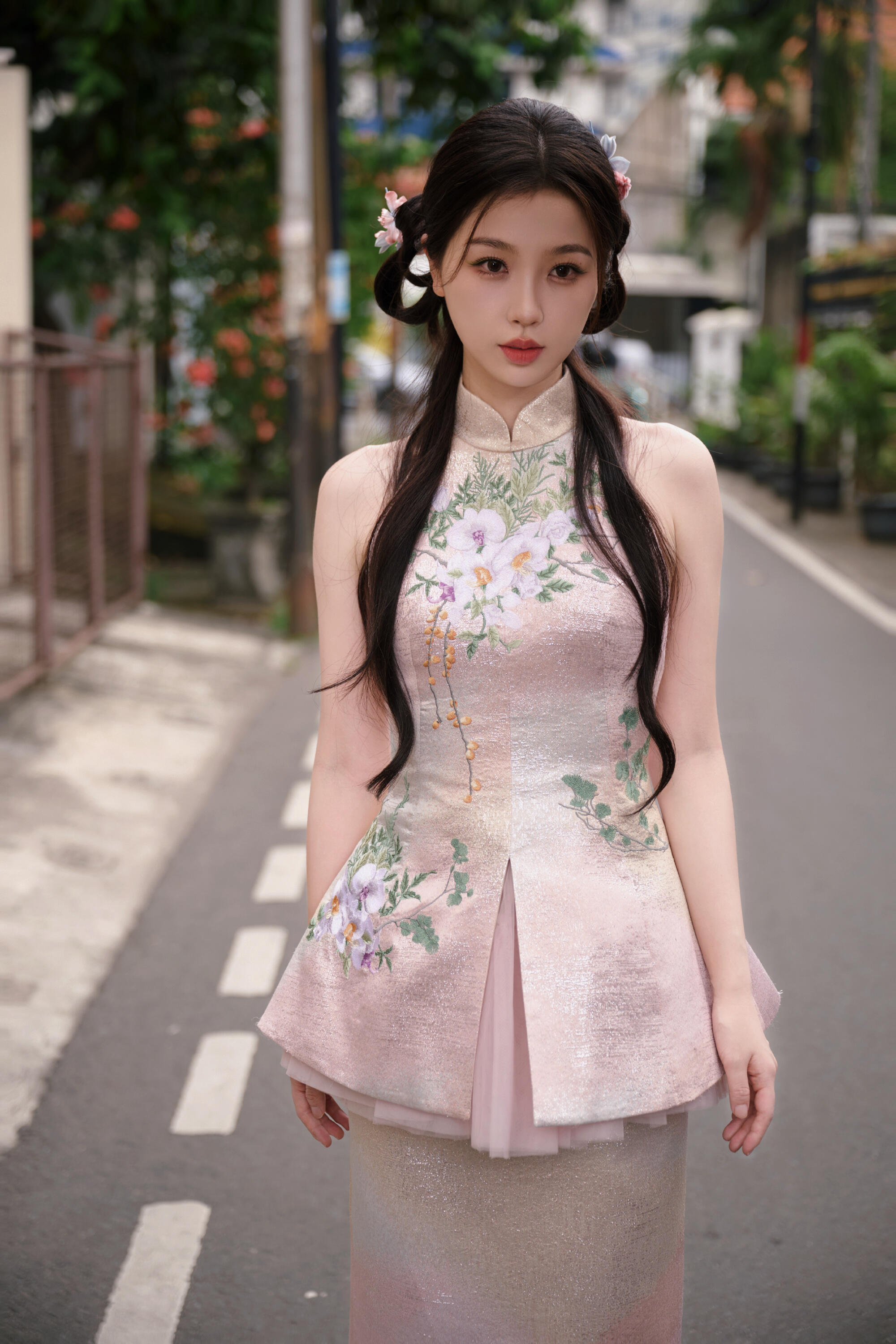 哇！虞书欣旗袍造型好漂亮，身上的图案是什么花呀？石榴花？ 