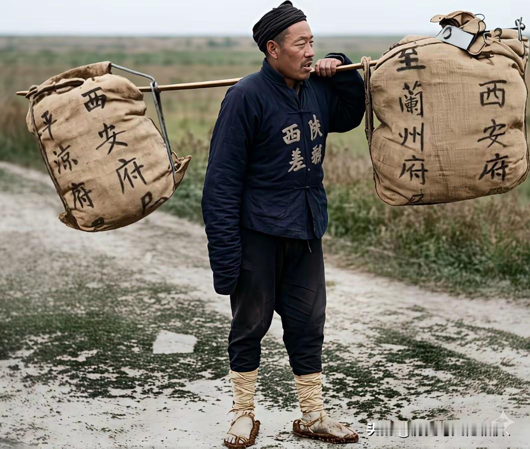 一封家书抵万金。古代邮差用脚给出了这个价值。这名邮差中年汉子，矮壮结实，草鞋绑带