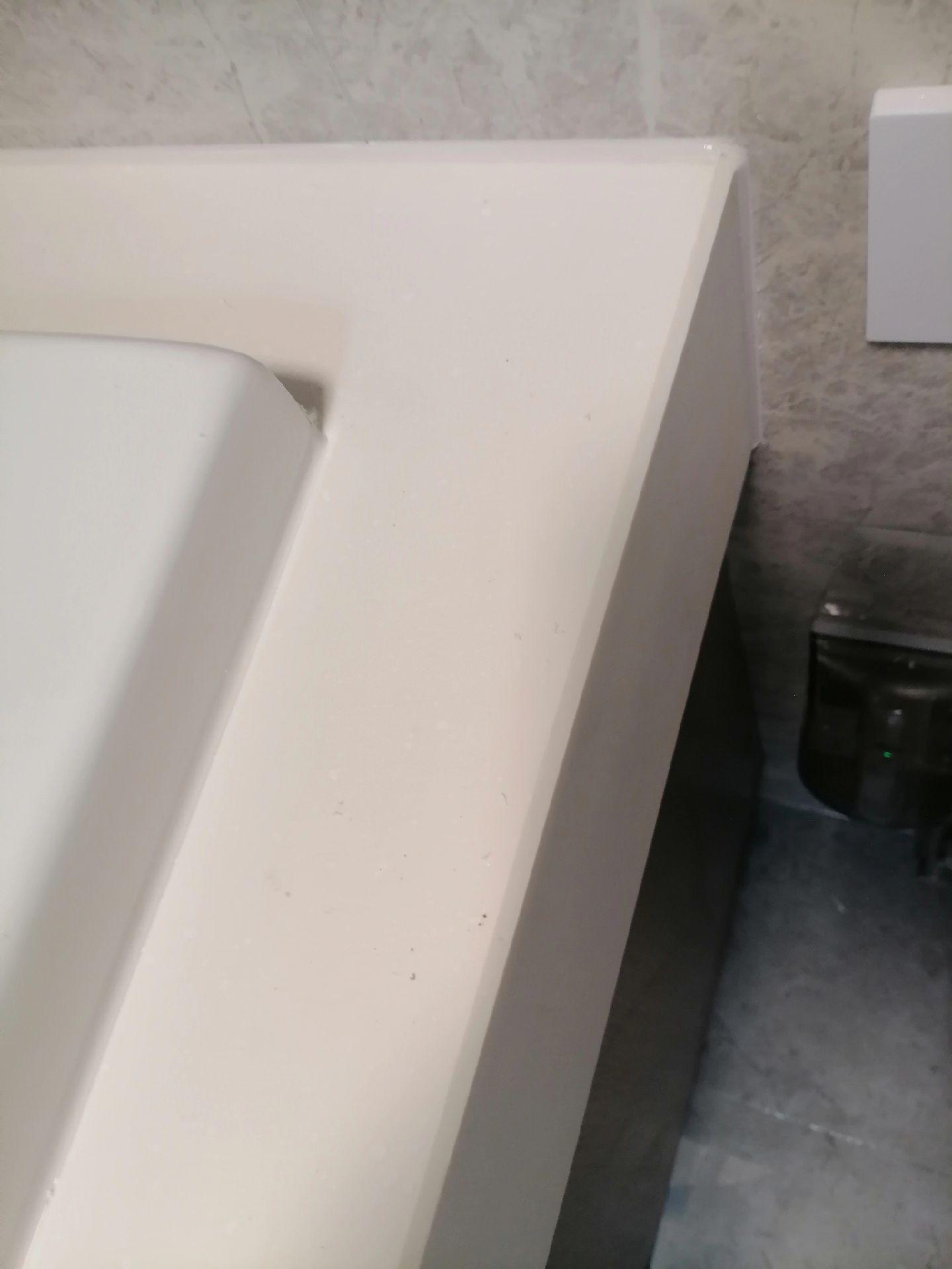 硬装的最后环节是打美容胶，一定要找专业打胶师傅。