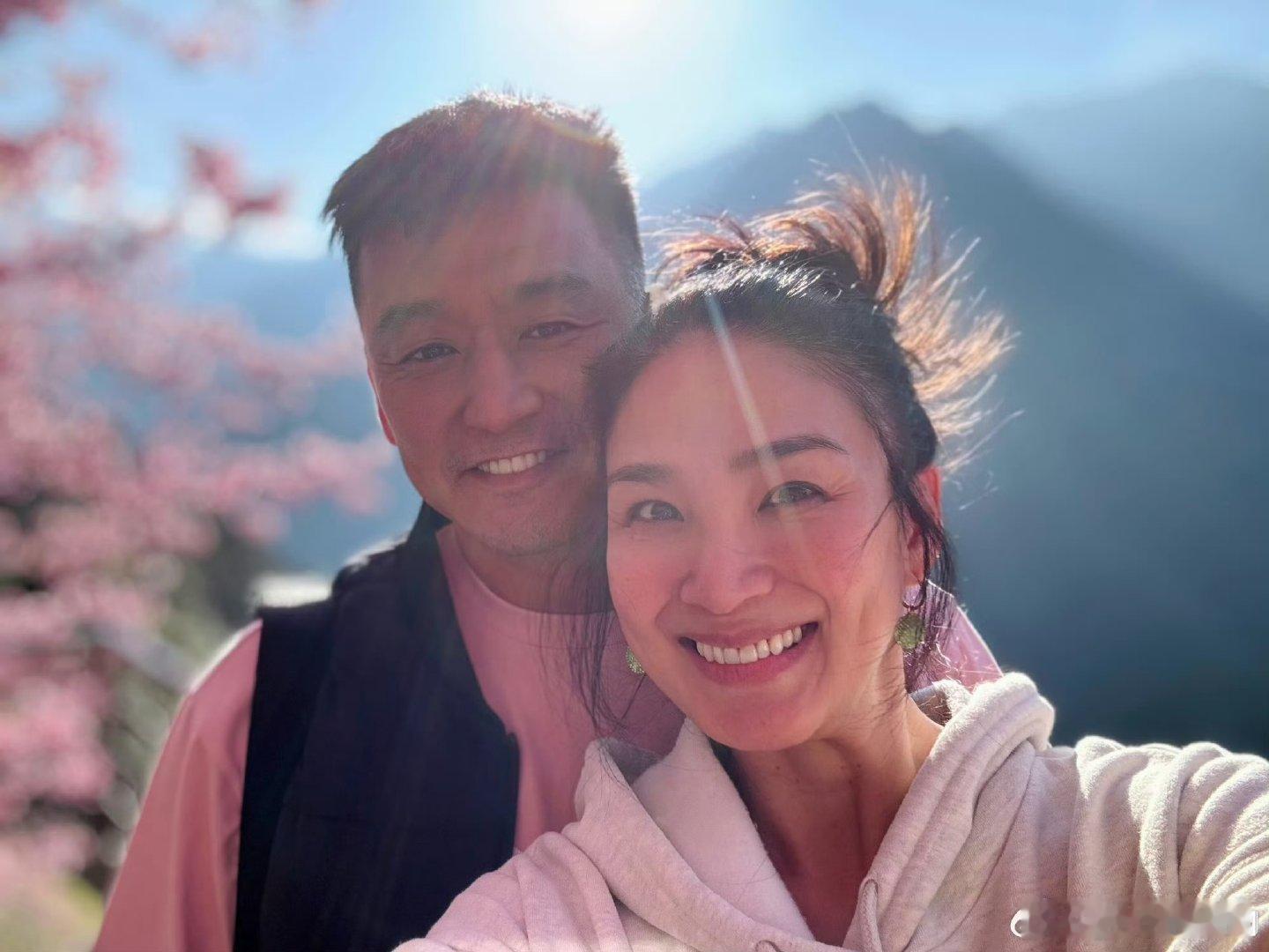 洪小铃晒张天霖与女儿合照洪小铃为张天霖庆生张天霖生日，洪小铃的庆生方式好特别，先