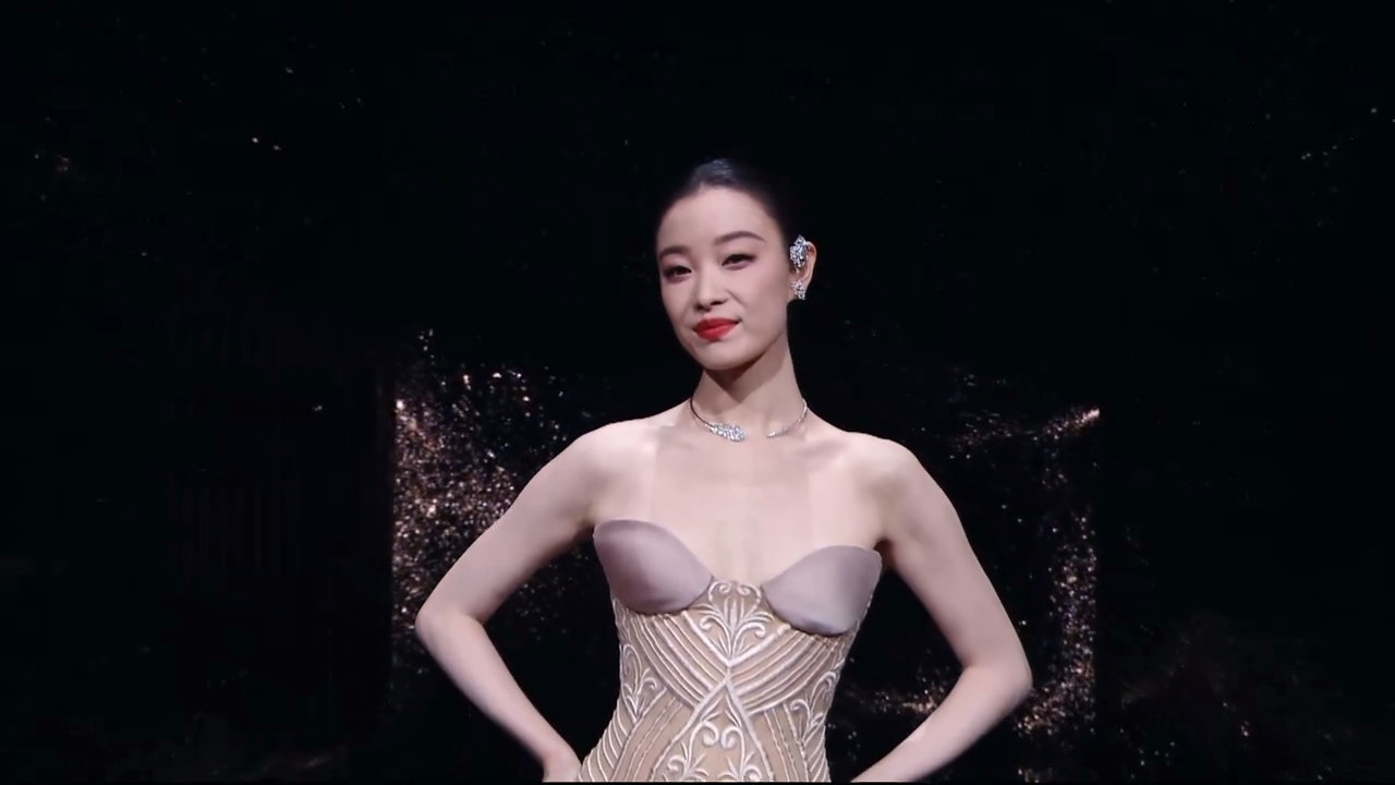 倪妮 远景绝了倪妮红毯白到反光