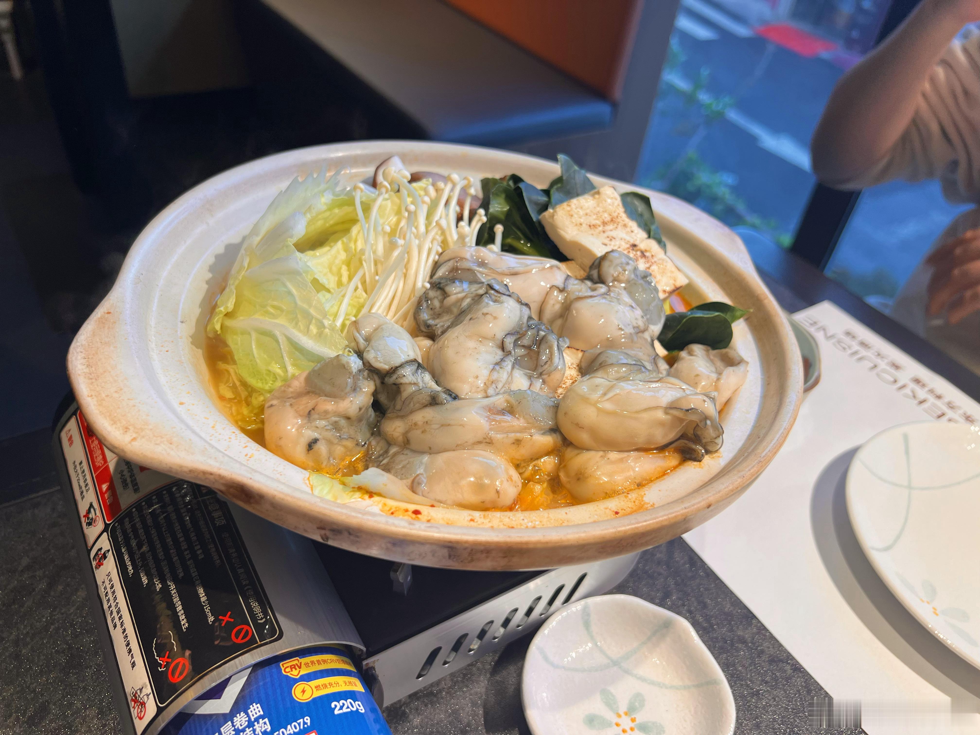 过饭点儿了，随便找个店吃一口，小火候的肥美生蚝就是无死角的好吃啊[开学季]…… 