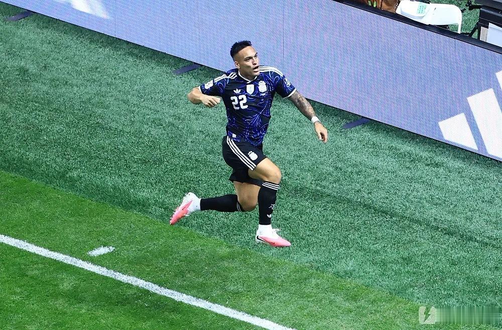 绝杀功臣劳塔罗赛后痛哭阿根廷2-1逆转英格兰，将与西班牙会师决赛。本场比赛在0-